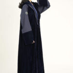 ⁦عباية بليزر مخمل كحلي بحواف كتان⁩ - الصورة ⁦8⁩