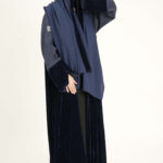 ⁦عباية بليزر مخمل كحلي بحواف كتان⁩ - الصورة ⁦7⁩