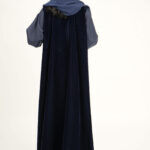 ⁦عباية بليزر مخمل كحلي بحواف كتان⁩ - الصورة ⁦6⁩