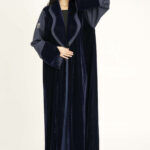 ⁦عباية بليزر مخمل كحلي بحواف كتان⁩ - الصورة ⁦4⁩