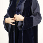 ⁦عباية بليزر مخمل كحلي بحواف كتان⁩ - الصورة ⁦3⁩