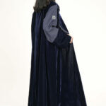 ⁦عباية بليزر مخمل كحلي بحواف كتان⁩ - الصورة ⁦2⁩