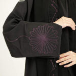 ⁦عباية آلاء مطرزة بخيوط مخفية بالموف⁩ - الصورة ⁦2⁩