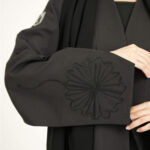 ⁦عباية راقية ربع كلوش مزينة بخيوط اسود شك جذاب على جوانب العباية والأكمام⁩ - الصورة ⁦3⁩