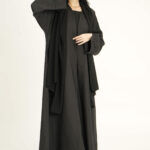 ⁦عباية راقية ربع كلوش مزينة بخيوط اسود شك جذاب على جوانب العباية والأكمام⁩ - الصورة ⁦4⁩