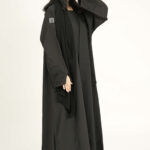 ⁦عباية راقية ربع كلوش مزينة بخيوط اسود شك جذاب على جوانب العباية والأكمام⁩ - الصورة ⁦5⁩