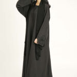 ⁦عباية راقية ربع كلوش مزينة بخيوط اسود شك جذاب على جوانب العباية والأكمام⁩ - الصورة ⁦6⁩