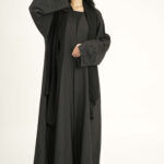 عباية راقية ربع كلوش مزينة بخيوط اسود شك جذاب على جوانب العباية والأكمام