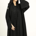 ⁦عباية كلوش بتطريز كلفه مخمل ورود اسود نص كلوش⁩ - الصورة ⁦4⁩