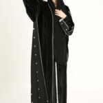 ⁦عبايه مخمل بتطرير على اجناب واكتاف بلون ابيض⁩ - الصورة ⁦2⁩