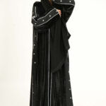 ⁦عبايه مخمل بتطرير على اجناب واكتاف بلون ابيض⁩ - الصورة ⁦3⁩