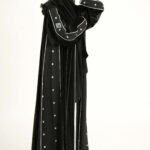 ⁦عبايه مخمل بتطرير على اجناب واكتاف بلون ابيض⁩ - الصورة ⁦4⁩