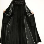 عبايه مخمل بتطرير على اجناب واكتاف بلون ابيض