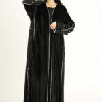 ⁦عبايه مخمل بتطرير على اجناب واكتاف بلون ابيض⁩ - الصورة ⁦6⁩