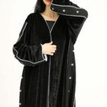 ⁦عبايه مخمل بتطرير على اجناب واكتاف بلون ابيض⁩ - الصورة ⁦7⁩