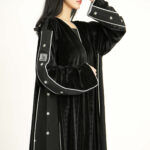 ⁦عبايه مخمل بتطرير على اجناب واكتاف بلون ابيض⁩ - الصورة ⁦8⁩