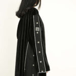 ⁦عبايه مخمل بتطرير على اجناب واكتاف بلون ابيض⁩ - الصورة ⁦9⁩