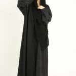 ⁦عباية بدقات بكم مفصول جاكار مشجره بالأسود⁩ - الصورة ⁦2⁩