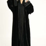 عباية مخمل مندمج بكلفه كسر اسود من اكمام و امام