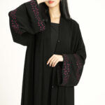 عبايه كارول كريب مطرزة بلون مخفي بلون عنابي