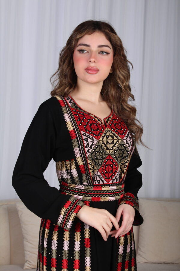 ⁦جلابية سعودية تطريز ملكي فاخر⁩ - الصورة ⁦5⁩