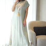 ⁦جلابيه بترتر ملون من حلق و خلف كامل⁩ - الصورة ⁦6⁩