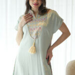 ⁦جلابيه بترتر ملون من حلق و خلف كامل⁩ - الصورة ⁦2⁩