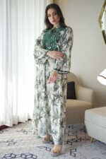 ⁦جلابيه لياقة اخضر مزينه بشريط من حلق و اكمام⁩ - الصورة ⁦3⁩