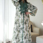 ⁦جلابيه لياقة اخضر مزينه بشريط من حلق و اكمام⁩ - الصورة ⁦4⁩