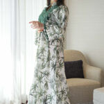 ⁦جلابيه لياقة اخضر مزينه بشريط من حلق و اكمام⁩ - الصورة ⁦5⁩