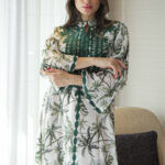 ⁦جلابيه لياقة اخضر مزينه بشريط من حلق و اكمام⁩ - الصورة ⁦8⁩