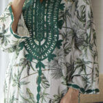 ⁦جلابيه لياقة اخضر مزينه بشريط من حلق و اكمام⁩ - الصورة ⁦2⁩