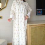 جلابية ابيض بدقات ورود ذهبي وابيض