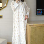 ⁦جلابية ابيض بدقات ورود ذهبي وابيض⁩ - الصورة ⁦3⁩