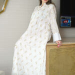 ⁦جلابية ابيض بدقات ورود ذهبي وابيض⁩ - الصورة ⁦5⁩