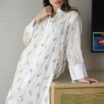 ⁦جلابية ابيض بدقات ورود ذهبي وابيض⁩ - الصورة ⁦7⁩