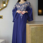 ⁦جلابيه كحلي بخرز ورورد من صدر منتد الى اكتاف⁩ - الصورة ⁦4⁩