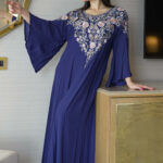 ⁦جلابيه كحلي بخرز ورورد من صدر منتد الى اكتاف⁩ - الصورة ⁦3⁩