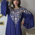 ⁦جلابيه كحلي بخرز ورورد من صدر منتد الى اكتاف⁩ - الصورة ⁦7⁩