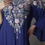 ⁦جلابيه كحلي بخرز ورورد من صدر منتد الى اكتاف⁩ - الصورة ⁦2⁩