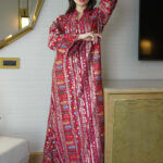 ⁦جلابية بياقة احمر بترتر وتطريز كامل⁩ - الصورة ⁦3⁩