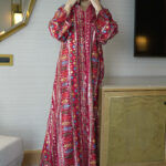 ⁦جلابية بياقة احمر بترتر وتطريز كامل⁩ - الصورة ⁦4⁩