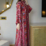 ⁦جلابية بياقة احمر بترتر وتطريز كامل⁩ - الصورة ⁦5⁩