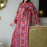 ⁦جلابية بياقة احمر بترتر وتطريز كامل⁩ - الصورة ⁦6⁩