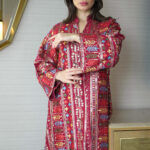 ⁦جلابية بياقة احمر بترتر وتطريز كامل⁩ - الصورة ⁦7⁩