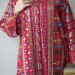 ⁦جلابية بياقة احمر بترتر وتطريز كامل⁩ - الصورة ⁦8⁩