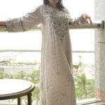 ⁦جلابيه بيج بفصوص ورورد من صدر⁩ - الصورة ⁦8⁩