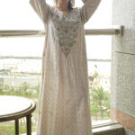 ⁦جلابيه بيج بفصوص ورورد من صدر⁩ - الصورة ⁦9⁩