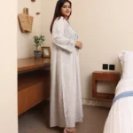 ⁦جلابيه بيج بفصوص ورورد من صدر⁩ - الصورة ⁦4⁩