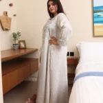 ⁦جلابيه بيج بفصوص ورورد من صدر⁩ - الصورة ⁦6⁩